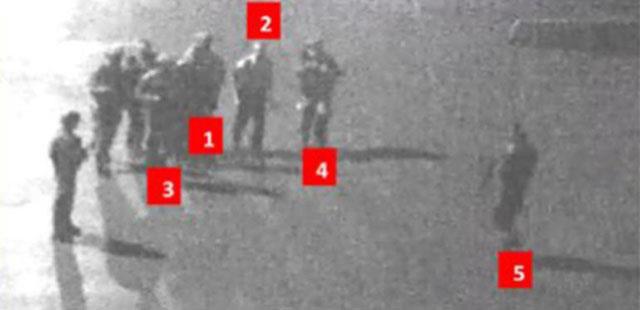 YAAR GLER BYLE GTRM<p>    Genelkurmay 2. Bakan Yaar Gler'in karlma grntleri de iddianamede yer ald. Gler karlma ann yle savclk ifadesinde yle anlatmt: "15 Temmuz 2016 saat 21.25 sralarnda makam odamda yalnz bama almaktaydm. Kap alnd. Girmesini syledim. Birden bir patrtyla 'Yere yat yere yat' sesleri ykseldi. Odamda yaklak eitim kyafetli silahl, silahlarn hepsi zerime evrilmi 10 personeli grdm. lerinden biri tekrar 'Yere yat' eklinde bard. Ben de 'Siz kimsiniz' diye sordum. Tekrar 'Yere yat' diyerek zerime saldrdlar. Ben bunlardan bir tanesini tutarak dier tarafa frlattm ve yere dt. Bunun zerine daha byk bir fkeyle zerime ullandlar. Yzkoyun yere yatrdlar, ilerinde bir tanesi kafama ayayla bastrd. Ayaklarm ve kollarm ayrp ekiyorlar. Ellerimi arkadan baladlar. lk bata azm bantladlar.