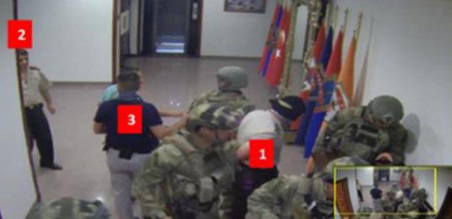 ONLARI EMR SUBAYIM YNETYORDU<p>    O vaziyetteyken sivil biri srtarak omzuma vurdu. 'Komutanm merak etmeyin bir tatbikat' diye alayc ifadelerle konuunca baktm benim emir subaym Mehmet Akkurt'tu. Ekibin yneticisi olduunu anladm. Kafama yzm kapatacak ekilde bere geirdiler. Bu ekilde zorla beni kaldrdlar. Ben bu yaplanlara kar direniyordum. Beni yerde srkleyerek koridora kardlar."