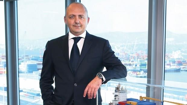 <p>Bernard Arcas</p>    <p>1971 doumlu 38. Srada </p>    <p>Serveti 800 milyon dolar</p>