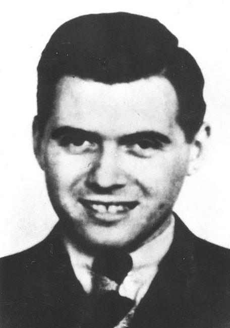9. Josef Mengele-  Alman doktor Auschwitz toplama kampnda alarak adn tarihe yazd. ldrlecek insanlar seip onlar zerinde deneyler yapt. Sonrasnda Brezilya'ya kat iin hi yarglanamad.