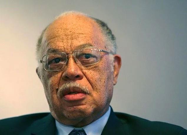 18. Kermit Gosnell-  1941 doumlu Amerikal bir hekim. 2013 ylnda 8 cinayetle sulanp 4'nden yargland. 3' yeni doup makasla omurgas kesilen bebekler ve 1'i de komplikasyonlardan len bir anne. Gosnell ve ekibi tarafndan bu operasyonlarn yzlercesi yapld ortaya kt.