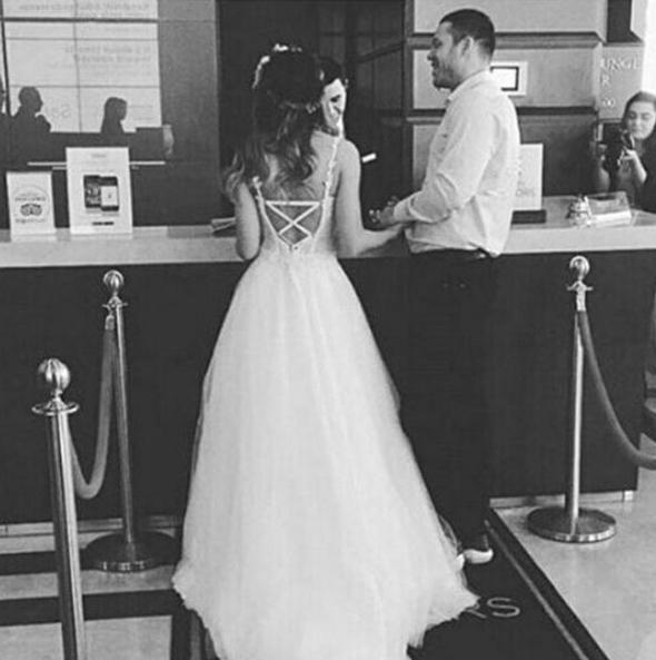 Eyp Belediyesi'nin nikah salonunda resmi imzay atan iftin bu akam Avclar'da bir otelde dn vard. ifti yakn dostlar yalnz brakmad.