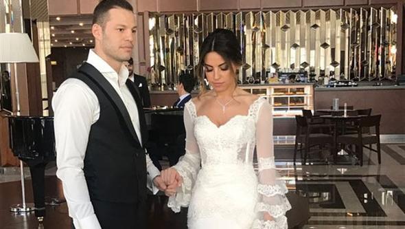 ki hafta nce bir sredir nianl olduu Serap Korkmaz ile nikah masasna oturan Survivor 2016'nn ampiyonu boksr aan Atakan Arslan, bugn dn yapt.