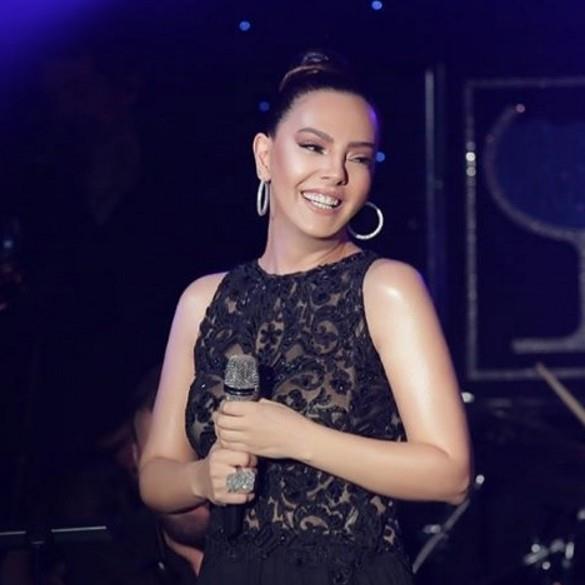 Programnn ikinci yarsnda Mslm Grses arklarna yer veren nl sanat, byk ustay 'Ka Kadeh Krld', 'Taht Kurmusun Kalbime' ve 'Hangimiz Sevmedik' gibi unutulmaz arklaryla and.