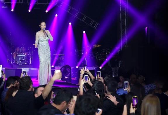 Gnde yaklak 3 saat boyunca ara vermeden ark syledi ve Gnay' dolduran yzlerce misafiri tarafndan ayakta alkland.