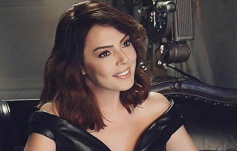 ark Ebru Gnde, 8 Mart Kadnlar Gn programnda sahne alacak. Gnde'i dinlemeye gelenler kii ba 5 Bin TL deyecek.