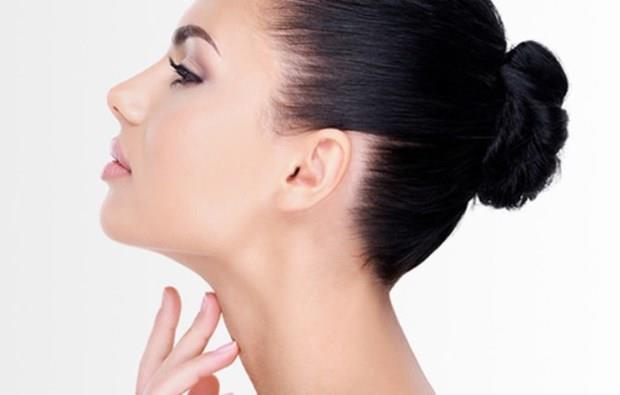 Ciltteki baz blgeler daha erken deforme olarak yall iyice ortaya kartyor. zellikle boyun blgesi, gz kapandan sonra en ince deriye sahip blge olmas nedeniyle daha erken deforme oluyor. Buna karn ayn oranda da ihmal edilen blge yine boyun.