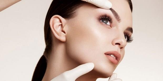 Dolgu uygulamas: Yzde ve boyunda yatay derin izgilerin altna yaplan hyalronik asit molekl olan dolgu uygulamas ile uygulama yaplan blgede dolgunluk salanyor, cilt nemleniyor, sklayor. Burun kenarndan aaya inen izgilerin, dudak zeri izgilerin ve dudan dolgunlatrlmasnda, gz evresi ile aln izgileri ile g&#65533;&#65533;zalt ukurlarnn dzeltilmesinde kullanlan uygulamann ylda bir kez tekrarlanmas neriliyor.