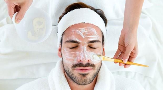 Cilt bakm ve kimyasal peelingler: Cilt bakm ve kimyasal peelinglerin genellikle ayda bir sklkta yaplmas neriliyor. Ancak kullanlan rnlerin gvenilir olmasna zellikle dikkat edilmesi gerekiyor. Aksi takdirde fayda yerine kalc zararlar yaanabiliyor. Bu uygulamalar yz blgesine yaplrken boyun blgesinin de ihmal edilmemesi gerekiyor. Meyve asitleri kullanlarak yaplan kimyasal peelingler ile l hcreler atlarak cildin yenilenmesi ve lekelerden kurtarlmas mmkn olabiliyor.