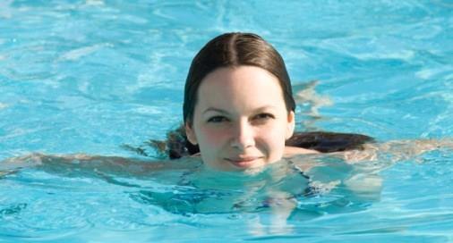 Yemek yedikten sonra yzmenin bilinen bir sakncas yoktur. Yemek sonras pek ok egzersiz zararl olsa da, yzmek bunlardan biri deildir.