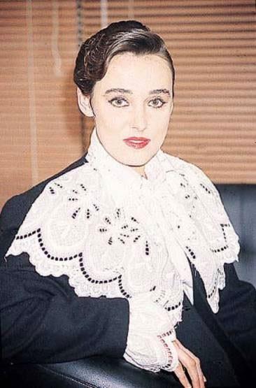 20'yi akn tiyatro, 30'u akn film de dizi de rol ald Mge Akyama.