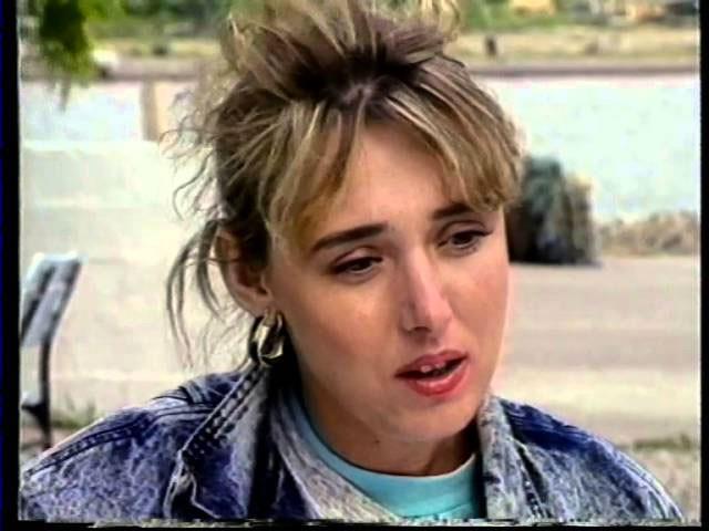 Mge Akmaya; 25 Haziran 1963 stanbul doumlu sinema ve tiyatro oyuncusu. Yeditepe niversitesi Gzel Sanatlar Fakltesi Sanat Ynetimi Blm'nde eitimini tamamlad. Tiyatro hayatna 1982 senesinde Tuncay zinel - Halit Akatepe Tiyatrosunda grev alarak balad. 1984 senesinde evre Tiyatrosu&#8217;nda bir sezon grev ald. 1985 senesinde Nisa Serezli - Tolga Akner Tiyatrosu&#8217;na katlma karar ald ve alt sene boyunca burada oyunda rol ald.