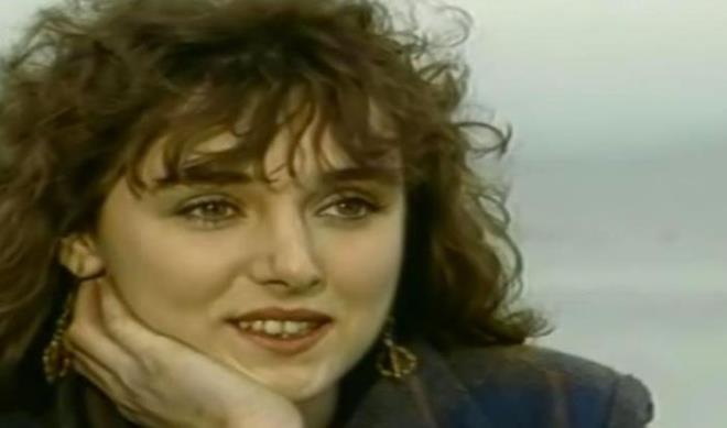 Yzn grnce byk ihtimalle size tandk gelecek. Yeilam filmlerinden tanyoruz onu nk. Kimden mi bahsediyoruz? Mge Akyama. Milyarder, aban Pabucu Yarm, Gurbeti aban gibi filmlerle tandmz oyuncu Mge Akyama ekranlardan kopamad. Peki Mge Akyama imdilerde ne yapyor? Mge Akyama'n oynad sonra yapm hangisi bir tahmininiz var m?