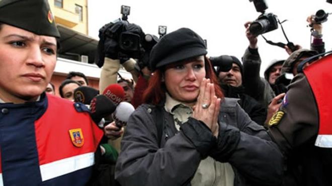 CEZAEVNDEN IKTIKTAN SONRA EVLENECEK<p>  Deniz Seki nianls Faruk Salman'dan cezaevinden ktktan sonra dnyaevine girmeye hazrlanyor.