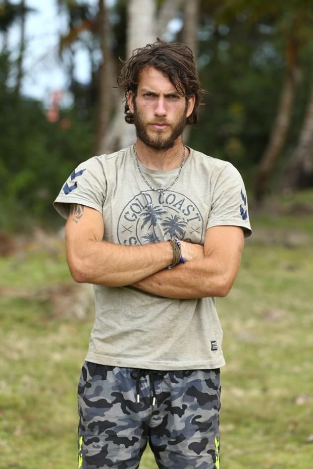 Boynundaki kolyenin hikayesi ne?<p>    Boynumdaki kolye, benim krek takmndan Muhammed adnda bir arkadam vard. Onu motor kazasnda kaybettim. Onun kolyesi. O yzden sonuna kadar takacam. Ondan bana kalan tek ey.