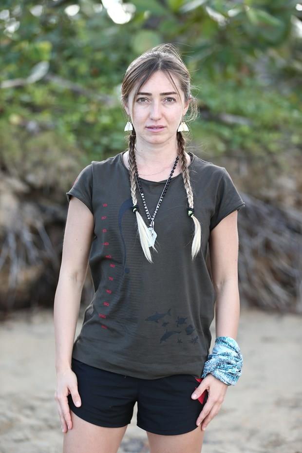 AHKA<p>    Kpeleri neden hi karmyorsun?<p>     Kpeler benim uurum. Onlar balina kuyruu eklinde. Tam 10 yldr hi kulamdan karmadm. Bir dnya ampiyonasnda bana hediye edilmiti. Balinalar ve sualt canllar her zaman bana uur getiriyor. Onlarn desteini hissetiim iin hep kulamda.