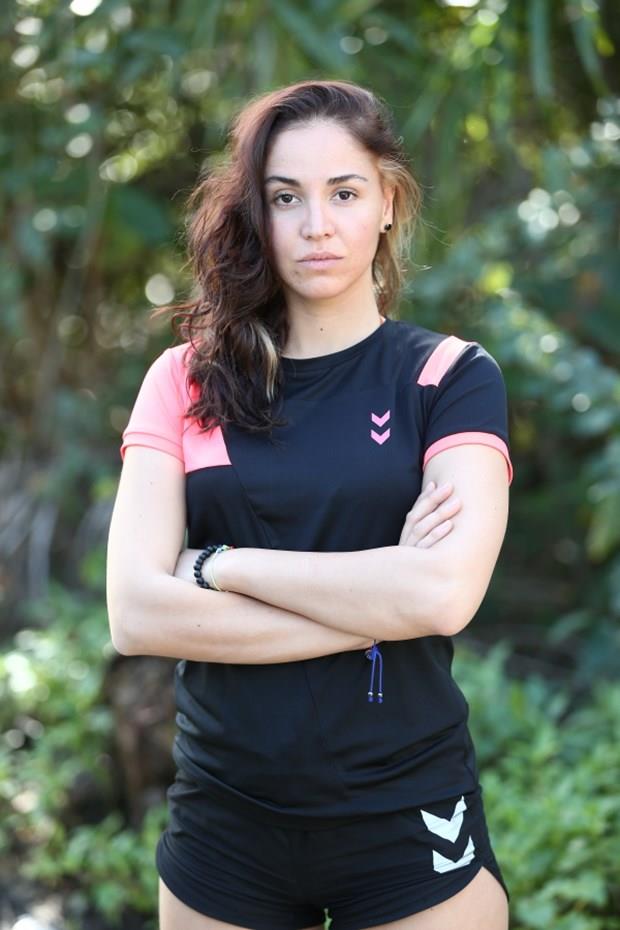 Alk, zlemi getiriyor. zlemi her eye duyuyorsunuz. zgrlnze, ailenize, sevdiinize, yemee, suya bile alk duyuyorsunuz. Anneme sarlamyorum, ona am u anda. Alk, psikolojinizi alt st ediyor, beyninizi durduruyor. Yemei yediimiz zaman ailemi zledim. Ailenin a&#8217;sn duyunca tylerim diken diken oluyor. Ailenizle 10 sene bile grmemi olsanz alk sizi yle bir duruma getiriyor ki o ailenizi grmek istiyorsunuz. Alk, yle bir ey. zlemin tam altn iziyor. Bu ciddi anlamda ok zor.