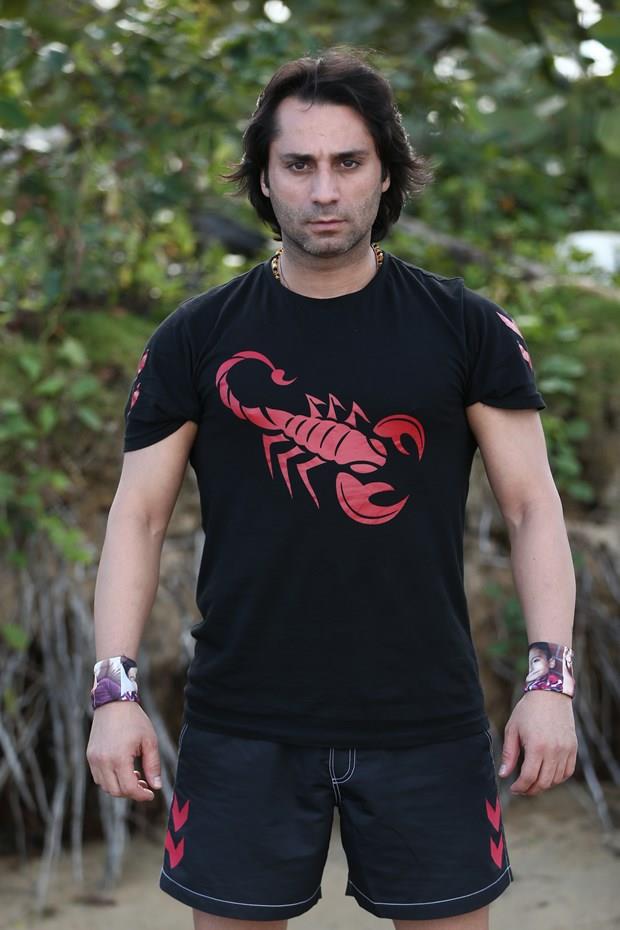 SEDAT<p>    Adada yaptn en byk lgnlk ne?<p>     Daha lgnlk yapmadm. Yeni yeni balyorum ilerleyen zamanlarda lgnlk yapacam. Ya ilerledike sakinleiyormu insan. Agresif bir adamdm, eim defalarca "ne olursun sakin ol" derdi. Bana gre hayatmndaki en byk lgnlm buraya geldim ve ok sakin bir adam oldum. Tartmalarda oktan elenmi bir adam olabilirdim. Demek ki ben gerekten ldrmm burada. Srekli arkamdan konuuluyordur. Ama baz kiiler en fazla 4 kii olsun. 2 kii zaten kesin ve belli. Kimseyle problemim yok mmkn olduunca herkese eit ve ayn ekilde davranmaya alyorum. Hak bir adamm, burada hi birimizin kaptan yoktur kabul etmiyorum bunu asla. Karmda kim olursa olsun hi farketmez benim iin.