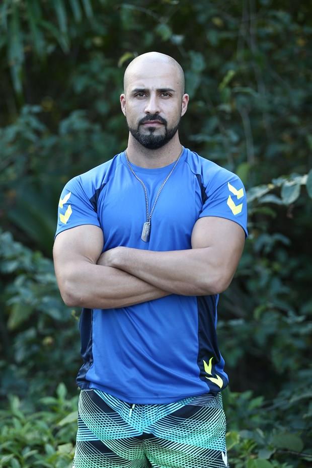 VOLKAN<p>    Yarmann banda emir komuta bende demitin. Sence emir komuta u anda adada sende mi?  <p>  Yarmann banda yle syledim. Ksmen bende. Ben dorular savunduum iin her zaman, benim kararlarm dorultusunda baz eyler ilerliyor, bana soruluyor. Tam anlamyla salamasam da baz eylere yn veriyorum. Onlarn da bana saygs var. Byle devam ederse sknt yaayacam zannetmiyorum.