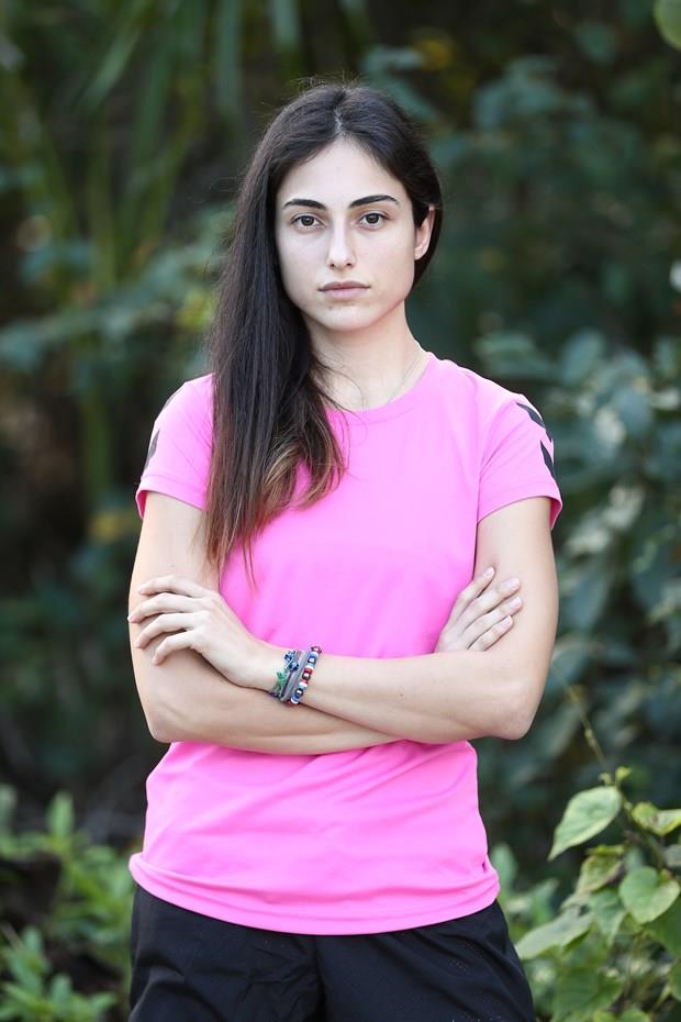 BURAK<p>    Adadaki tartmalara en ok neden olan kim sence?<p>    Adadaki tartmalarn banda gelen isim bence Berna, ardndan Gkhan. u aralar pek tartma yok. Herkes geri viteste. Herkes sakin sakin taklyor ama bence Berna.