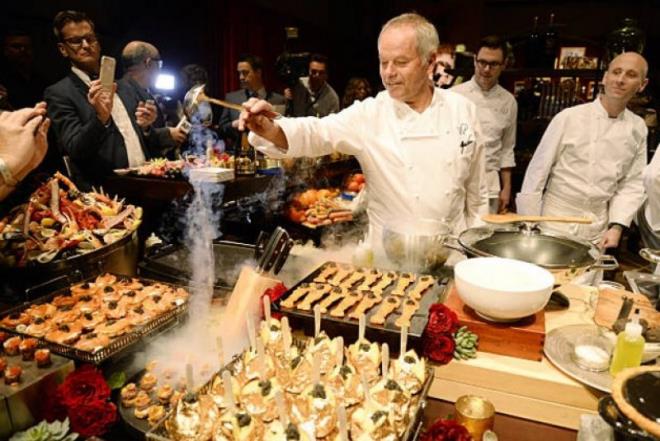 Ancak ok miktarda yemek artnca dlleri datan Akademi Kurulu ve Puck, kalanlar ihtiya sahiplerine datmaya karar verdi.