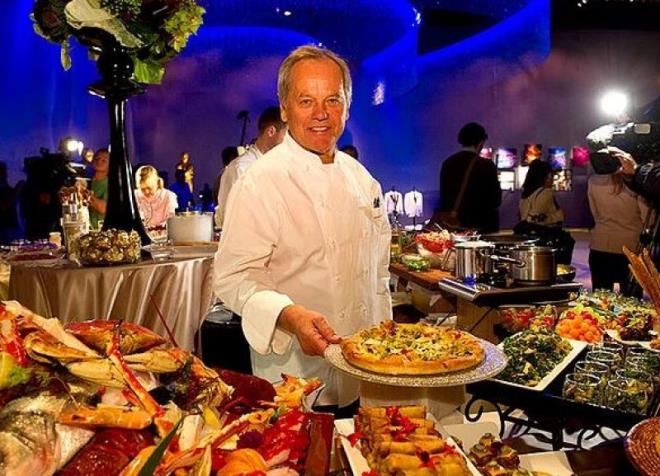 Puck ve ekibinin hazrlad yiyecekler, organizasyona destek veren tama irketleri tarafndan kutulanarak Kaliforniya, Nevada ve Arizona eyaletlerindeki snma evleriyle baz yardm organizasyonlarna gnderildi.