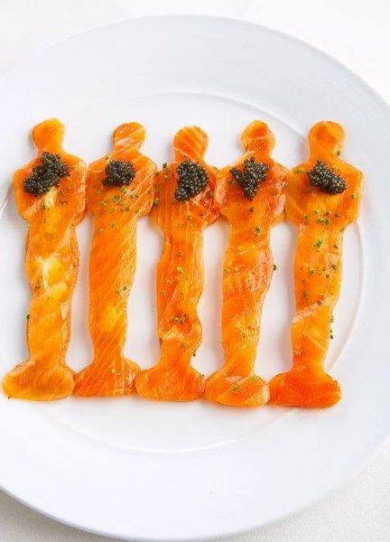 Bylece gaziler, mlteciler, kimsesiz kadn ve ocuklardan oluan pek ok yardma muhta kii, belki de imdiye kadar hi tatmadklar yemekleri yedi.