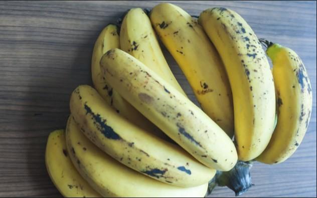 3. Demir kayna  <br>Kanszlk demir ieren bir beslenme ile tedavi edilebilir ve muz demir ierir. Krmz kan hcreleri ve hemoglobin oluturmakta yardmc olur ve vcudundan akan kan glendirir.  Eer spor salonuna veya herhangi bir yere gidip spor yapmak istiyorsan ncesi bir veya iki muz yemen faydal olabilir. Bir veya iki saat sre boyunca daha enerjik olman salayacak. Yani sporunu bitirmek iin yeterli olan bir sre.