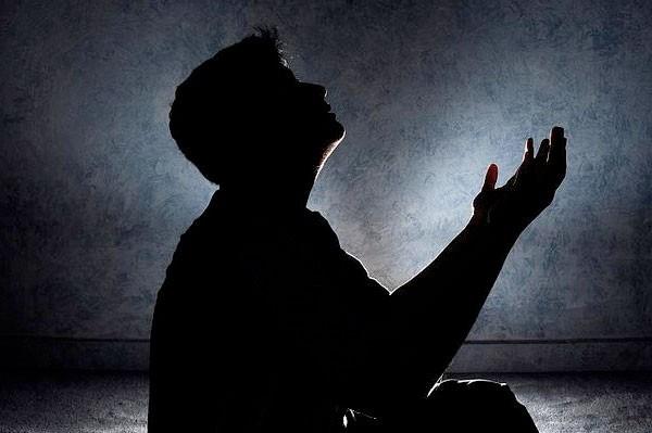 Cuma gn okunacak sureler hangileri? : Cuma gecesi Kehf suresi okuyan, Kyamette, yerden ge kadar bir nurla aydnlanr. ki Cuma arasnda iledii gnahlar da affolur. [Tergib]  Cuma gn 80 salevat getirenin, 80 yllk gnah affolur. [Dare Kutni]