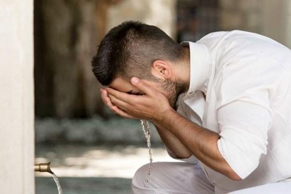 * Cuma gn veya gecesi Duhan suresini okuyana Cennette bir kk ihsan edilir. [Taberani]  * Cuma gecesi Yasin suresini okuyann, gnahlar affedilir. [sfehani]  * Cuma gn gusledenin gnahlar affolur. [Taberani]