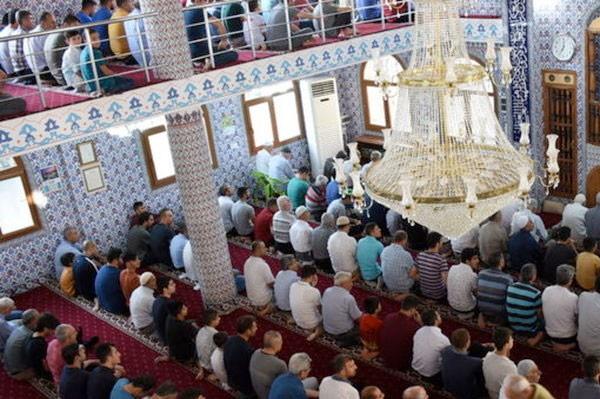 *&#8220;Cuma gn sabah namazndan nce, "Estagfirullahelazim ellezi la ilahe illa hvel hayyel kayyume ve etub ileyh" okuyann, deniz kp kadar da olsa gnahlar affolur.&#8221;  *Cuma namazndan sonra, yedi defa ihlas ve muavvizeteyn okuyan, Allah tel, bir hafta, kazadan, beldan, kt ilerden korur.&#8221; * &#8220;Kim l-i mrn sresini cuma gn okursa, gne batncaya kadar ona Allah tel rahmet, melekler de istigfr ederler.&#8221;