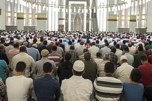 Cuma gn slam dinindeki 5 kutsal andan biridir ve Cuma gn okunacak dualar ile surelere haliyle ok byk sevaplar vardr. Cuma namaz saatlerinde dualarla ibadet edenler mam- Gazali&#8217;ye gre Allah evliyalar snfna katlr.