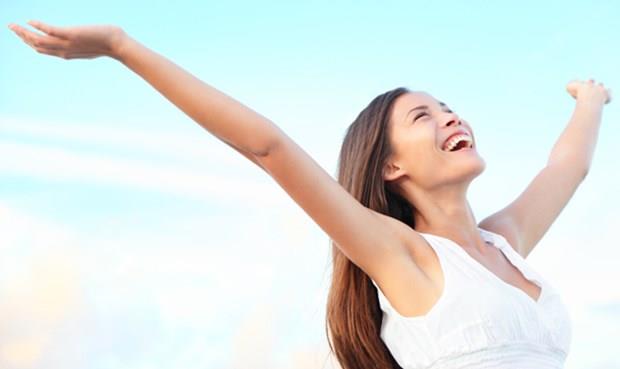 <p>DAHA UZUN YAIYOR</p>        <p>  </p>  <p>Normal yaam beklentisi kadnlarda yaklak 5 yl daha fazla. Buna sebep olarak kadnlarn kalp ve damar hastalklarna daha az yakalanmas, sosyal ilikilerinin erkeklere oranla daha salam olmas ve kiisel bakma daha fazla dikkat etmeleri gsterilmektedir.</p>