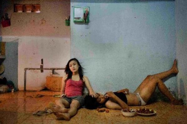 <b>Gncel Meseleler Hikyeler Birincilik dl</b> Maika Elan, Vietnam, MoST Artists / 22 Haziran 2012, Hoh Chi Minh City, Vietnam Her ikisi de renci olan, Phan Thi Thuy Vy (20) and Dang Thi Bich Bay (20), gn sonunda televizyon izleyerek dinleniyorlar. Drt senedir birlikteler. Vietnam, tarihsel olarak ecinsel iftleri ho karlamyor ama 2012'de Vietnam hkmeti ecinsel evlilikleri tanmay gz nnde bulundurduunu aklad. Bu konudaki parlamento tartmalarnn duyurulmasna ramen, anketler kamuoyunun ecinsel evliliklere kar olmaya devam ettiini gsteriyordu.