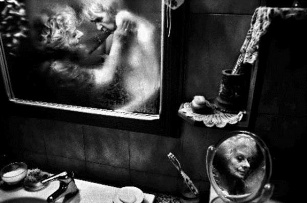 <b>Gnlk Yaam Hikyeler Birincilik dl</b> Fausto Podavini, talya / 01 Temmuz 2010, Roma, talya Mirella, kocas Luigi ile krk yl akn bir sredir evliydi. Luigi, 65 yandayken Alzheimer hastal belirtileri gstermeye balad. Alt yl boyunca Mirella, Roma'daki evlerinde Luigi'ye tek bana bakt. Alzheimer, hafzay, dnme yetisini, davranlar ve duygular etkileyen, kademeli ilerleyen dejeneratif bir hastalk ve bunamann en sk rastlanlan rnei. Dnya zerinde 36 milyonu akn kii bunama hastalyla yayor ve nfus yalandka bu rakamlar artyor. Mirella iin gnlk grevler her ikisini de kapsayan uzun ve zorlu sreler demekti. Bir noktadan sonra Luigi nne konan atal bak ve yemek takmlarnn ne iin kullanldn anlayamaz oldu ve yemek yemeyi brakt. Gndz ve gece ayrmn yapamaz hale gelip gndzleri uyuyup geceleri uyank kalarak- vcut saatini bozdu ve Mirella'nn gnlk ritmini de sekteye uratt. Luigi, hastalnn beinci ylnda karsn tanyamaz hale geldi. Mays 2011'de, Mirella ve ailesi baucundayken yaamn yitirdi.