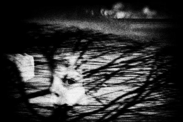 <b>Gzlem Portreleri Tek Fotoraflar Birincilik dl</b> Nemanja Pancic, Srbistan, Kurir / 27 ubat 2012, Belgrad, Srbistan Hem anne hem de babasnn yaamn kaybettii bir ailece intihar giriiminden sa ktktan  ay sonra hastaneden ayrlmakta olan Milan (4).  birlikte Srbistan'n bakenti Belgrad'da bir altnc kat balkonundan aa atlamlar. Milan'n ebeveynleri, debelenen ulusal ekonominin ortasnda finansal glkler ekmekteydi.