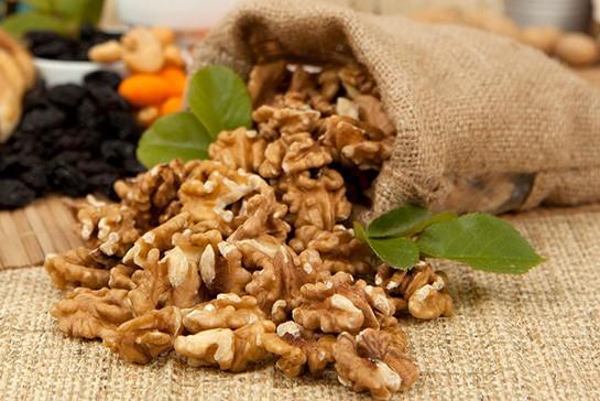 7)Yksek miktarda ceviz tketimi, kadnlarda tip 2 diyabet riskinde anlaml bir azalmayla ilikilendirilmitir.<p>    8)Ceviz dahil olmak zere daha yksek miktarda yemi tketiminin, ileri yalarda alzheimer gibi hastalklar nlemede etkili olduu; genel bilisel kabiliyette iyileme salayabildii ve halk sal asndan kolaylkla kullanlabilecek bir rn olduu ifade edilmitir.