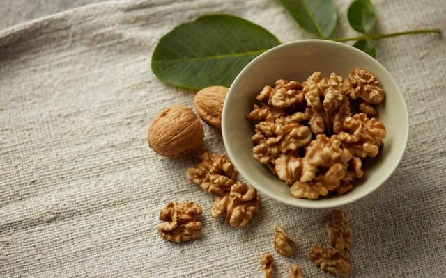 5)Gnde 56 gram ceviz tketmenin, organ yalanmas grlen ar kilolu bireylerde endotelyal ilevi gelitirdii grlmtr. beslenme dzenine eklenen ceviz, bireylerin kilo almasna neden olmamtr.