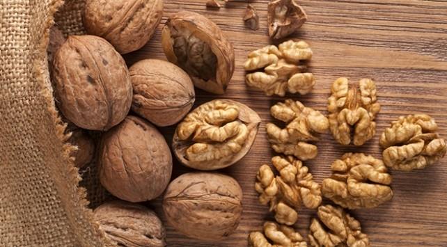 2)Akdeniz tipi beslenmenin nemli bir paras olan ceviz, kalp hastalklar riskinin %30, inme riskinin ise %49 azaltld Predimed almasnda da kilit bir gda olarak ne kmtr.  <p>  3)Batnn tipik beslenme ekline eklenen cevizin, sperm canll, hareketlilii ve morfolojisinde iyileme salad belirlenmitir.