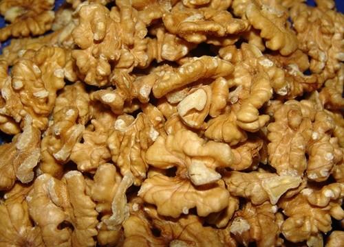 4)Ceviz, yaygn olarak tketilen yemiler ve yerfstklar arasnda en yksek oranda polifenol ieriine sahiptir. Polifenollerin byk ounluu antioksidandr ve kalp hastalklar ve kanserden korunmada gl bir rol oynad bilinmektedir.