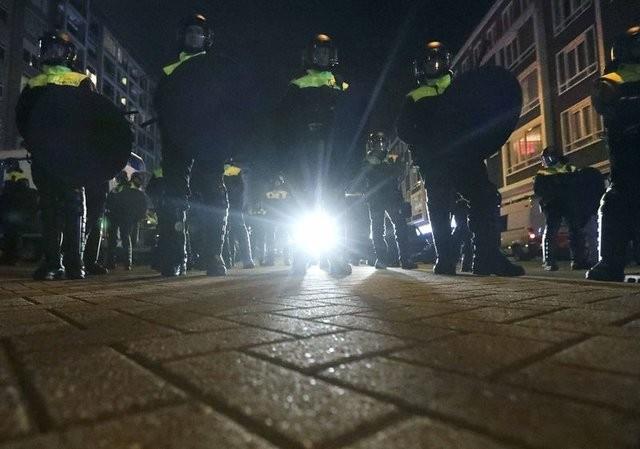 Hollanda gvenlik gleri, Kaya'ya destek vermek iin gelen binlerce Trk vatandan datmak iin polis kpekleri ve atl polisleri kullanarak sert ekilde mdahale etmiti.