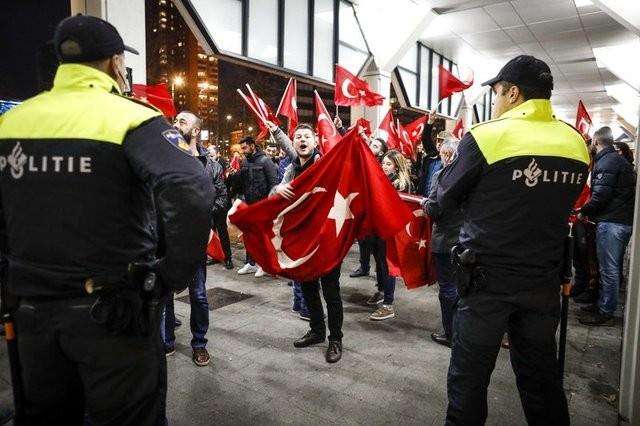 Hollanda'nn Ankara Bykelilii ve stanbul Bakonsolosluunun giri ve klar da gvenlik gerekesiyle kapatlmt.