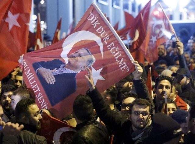 Salk grevlilerinin gelmesi zerine polisin "Biz bunu gzaltna alacaz" dediini syleyen Kurt, "Daha sonra salk grevlileri tekrar gelip durumumuzun ar olduunu bildirdi ve polise bizi ambulans ile hastaneye gtrmesi gerektiini belirtti." ifadesini kulland.