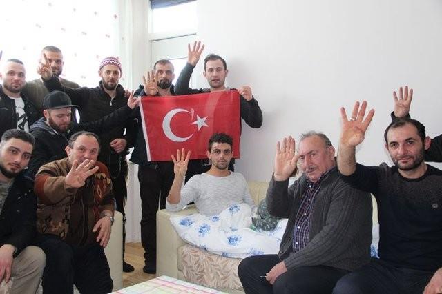 Hollanda'da, Trkiye'nin Rotterdam Bakonsolosluu nnde Aile ve Sosyal Politikalar Bakan Fatma Betl Sayan Kaya'ya destek vermek iin toplanan Trk vatandalar arasnda bulunan Hseyin Kurt, Hollanda polisi tarafndan copland, polis kpei tarafndan bacandan srld.