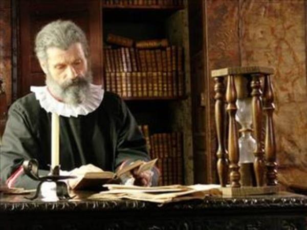 "Burada btn lmllerden farkl olarak, yldzlarn etkisiyle gelecei gren kalemiyle olaylar kaydetmeye layk bulunmu mehur Michel Nostradamus yatyor. Altm iki yl, alt ay, yedi gn yaad. 1566'da ld. Gelecek nesiller onun istirahatn bozmasnlar. Anne Posart Gamelle eine gerek mutluluklar diler."