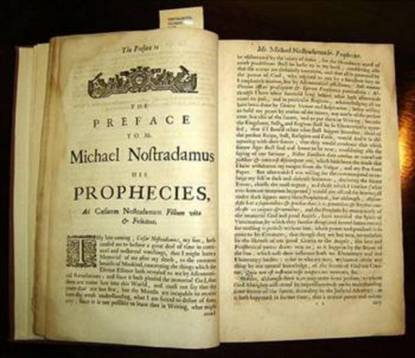 Belli bir sre sonra Nostradamus her yl iin ayr hazrlad almanaklar yetersiz buldu ve kyamete kadar insanolunun karlaacan dnd her olay iine alan eseri "Yzyllar" yazmaya balad ve 1558'de almasn tamamlad.