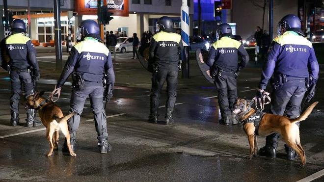 Dileri Bakan avuolu&#8217;nun uann ini izninin iptali ve Rotterdam&#8217;da Aile Bakan Kaya&#8217;ya ynelik yaplan akld uygulamalar sonras Hollanda tepkilerin hedefinde. Kaya'ya ynelik kaba muameleyi protesto eden Trklere kar kpekleriyle saldran Hollanda hkmeti gndemin ilk srasnda.