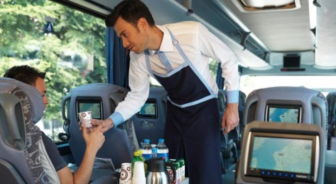 7- SONLARA DORU HEYECANDAN GERLEN SNR SELNE KAPILMAYIN    Bunca saattir iyi kt gelmisiniz, artk az bir sre sonra bavulunuzu alp evinizin yolunu tutacaksnz. Muavin, ofr ve asabi yolcu arasndaki dar alan paslamalarna ortak olmayn, kafanz evirin, camdan akan buhar damlacklarna odaklann. Yolculuun son sosyal medya postunu dnn, dudaklar bkn ve "u an muavin yolcuyu dvyo, inanamyorummm u an." yazn. Yorumlar bekleyin.