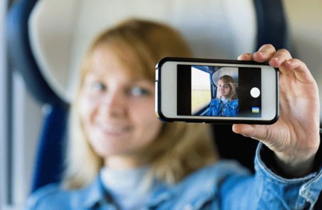 2- MUAVNE STEKLERNZ TEK TEK DEL, TOPLUCA SYLEYN    Otobsn iki kilit adam vardr. ofr zaten neredeyse kutsal bir kimlie brnr ama asl size geceyi gndz muavin yaatr. Meslein fiziki koullar gerei iki adm geniliinde koltuk aralarna skm bir yaamdr onlarn ki ve bu deerli anlar basit bir su iin defalarca harcatmak takdir edersiniz can skcdr. Bizce yle yapn, elinizi kaldrn ve &#8216;4 su alabilir miyim?&#8217; diyin. Sonra molada yeni sular iin kendinize yer aarsnz.