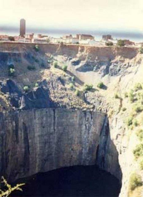 Kimberley ukuru tam 1097 metre derinliinde